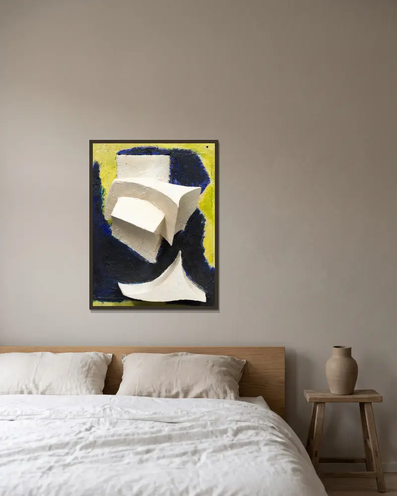 Ohne Titel (Bewegtes Weiss auf Blau und Gelb), 1944 von Kurt Schwitters gerahmt an einer Wand