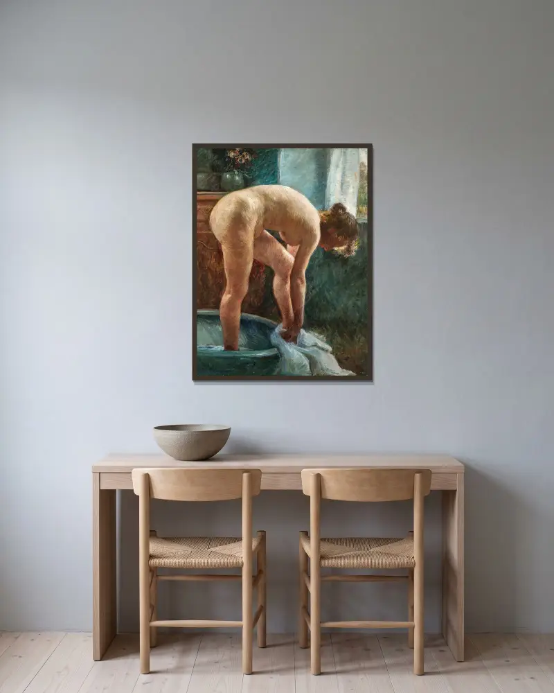 Femme au tub av Gaston La Touche inramad på en vägg