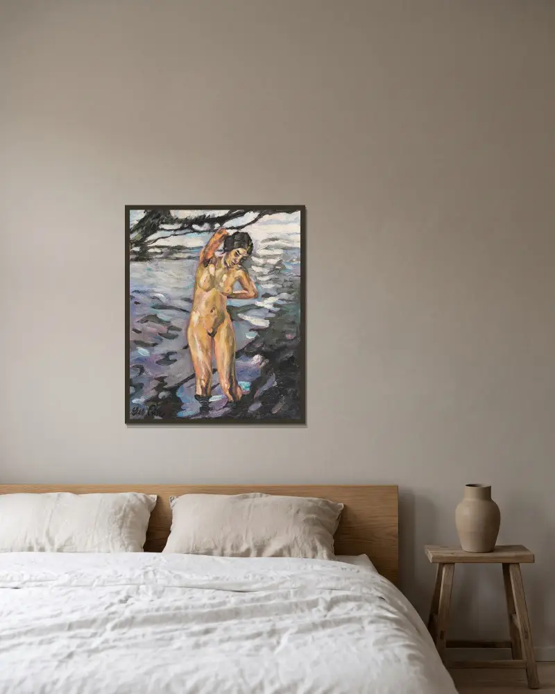 Badande, stående kvinnlig nakenakt av Leo Putz inramad på en vägg
