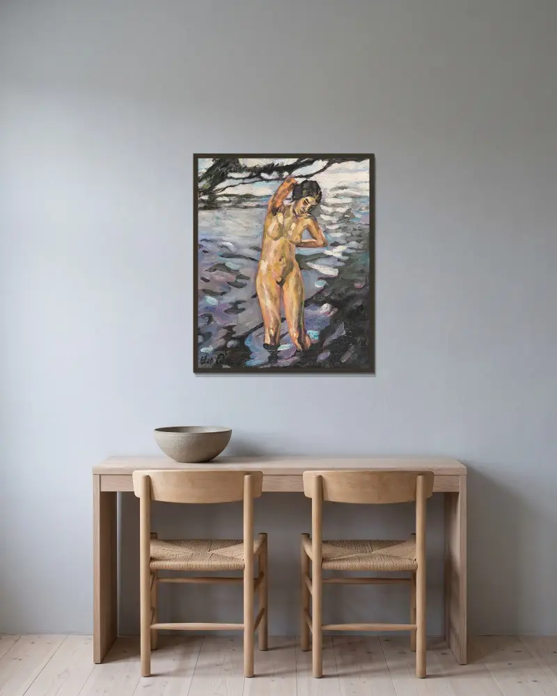 Badande, stående kvinnlig nakenakt av Leo Putz inramad på en vägg