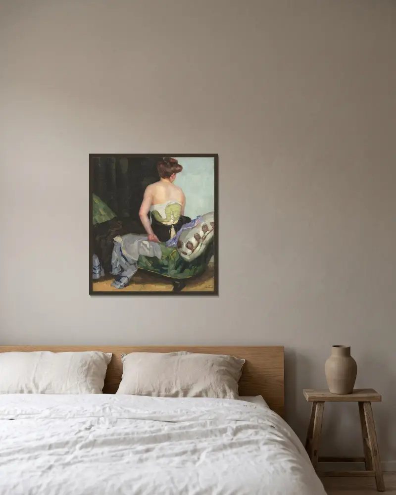Ryggakt av Leo Putz inramad på en vägg