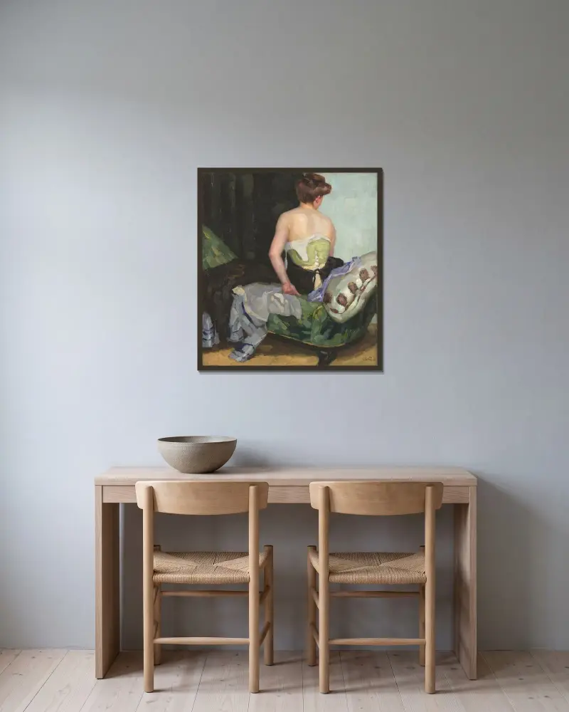 Ryggakt av Leo Putz inramad på en vägg