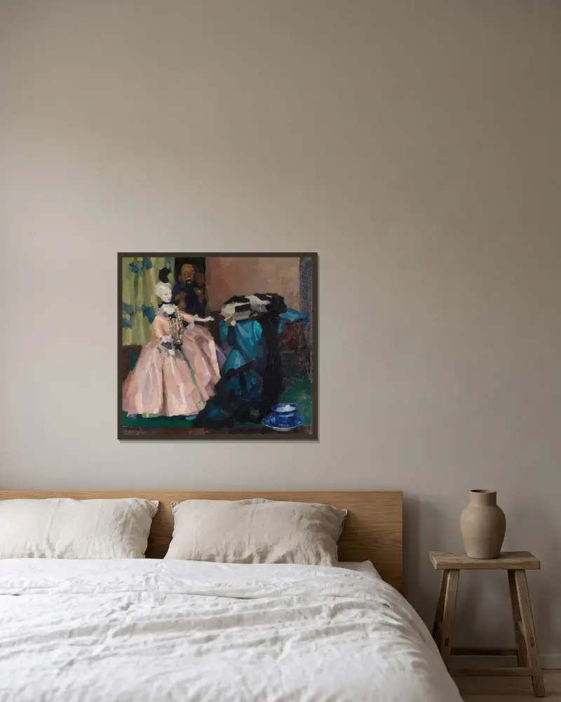 Weiße Puppe von Leo Putz gerahmt an einer Wand