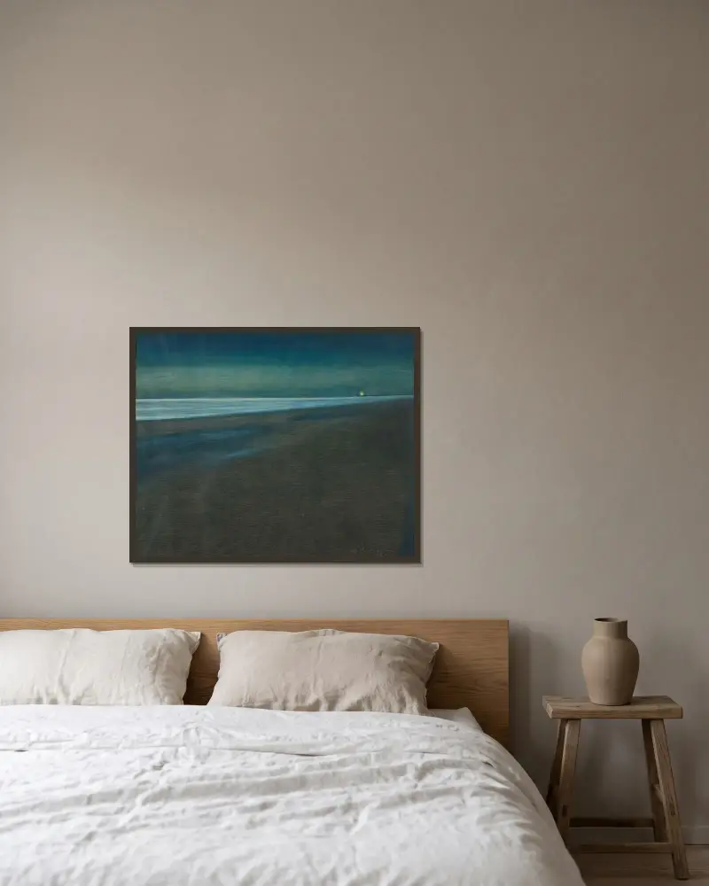 Nattlig strandvy av Léon Spilliaert inramad på en vägg