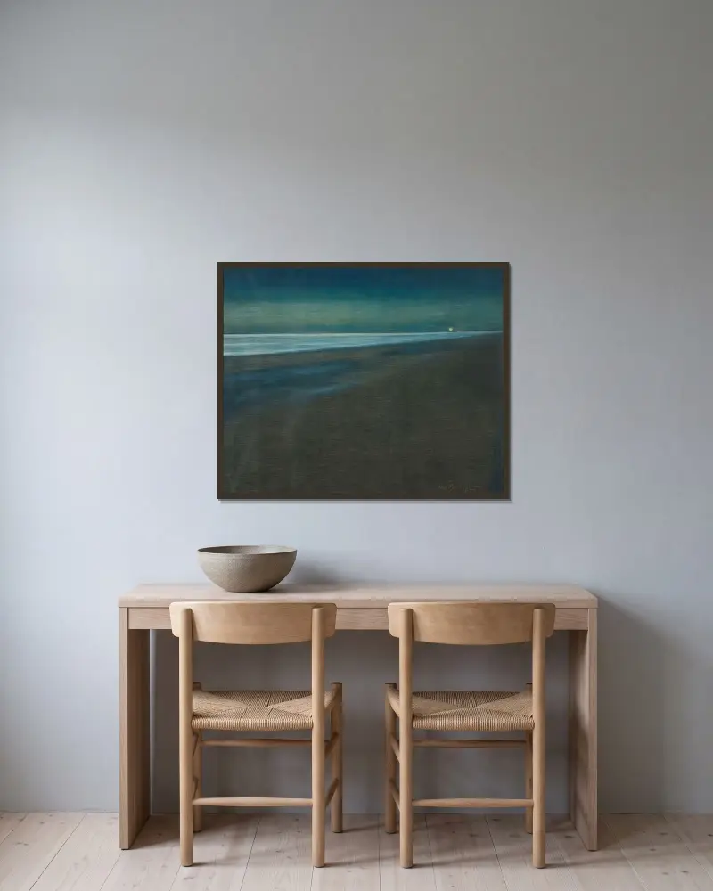 Nattlig strandvy av Léon Spilliaert inramad på en vägg