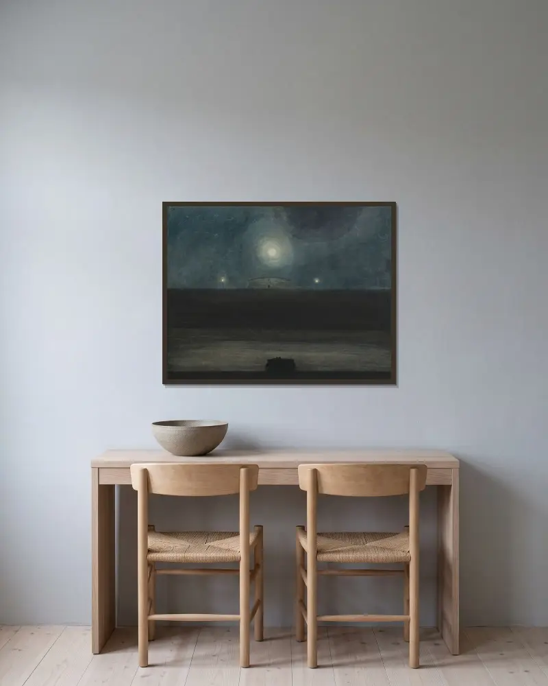 Strand med måne av Léon Spilliaert inramad på en vägg