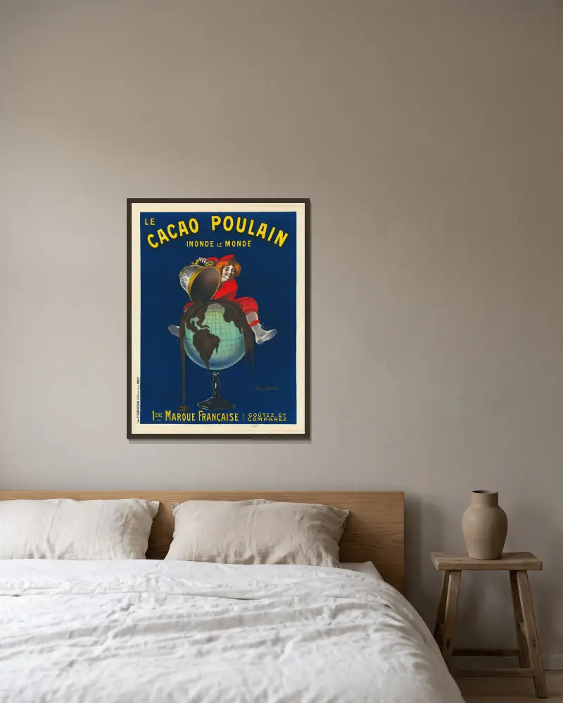 Le Cacao Poulain inonde le monde. 1ère marque française. Goutez et comparez av Leonetto Cappiello inramad på en vägg