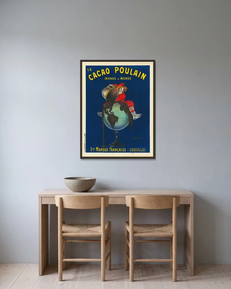 Le Cacao Poulain inonde le monde. 1ère marque française. Goutez et comparez av Leonetto Cappiello inramad på en vägg
