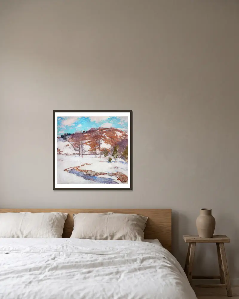 Snö i förbergen av Willard Leroy Metcalf inramad på en vägg