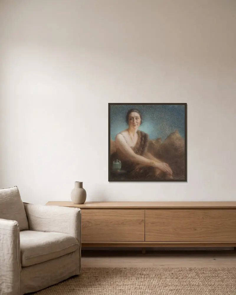 Elegante Frau auf einem Sofa von Lucien Lévy-Dhurmer gerahmt an einer Wand