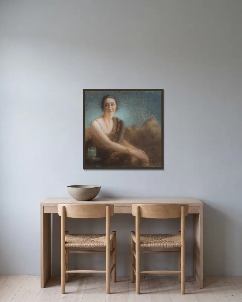 Elegante Frau auf einem Sofa von Lucien Lévy-Dhurmer gerahmt an einer Wand
