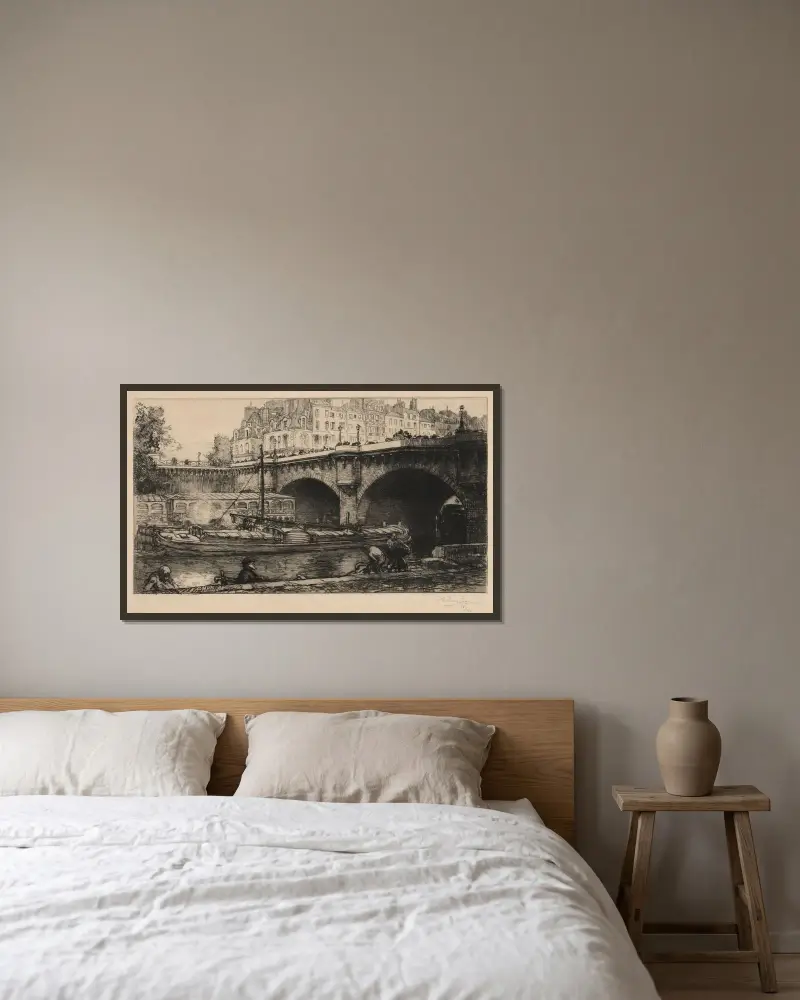 Le Pont Neuf av Auguste Louis Lepère inramad på en vägg