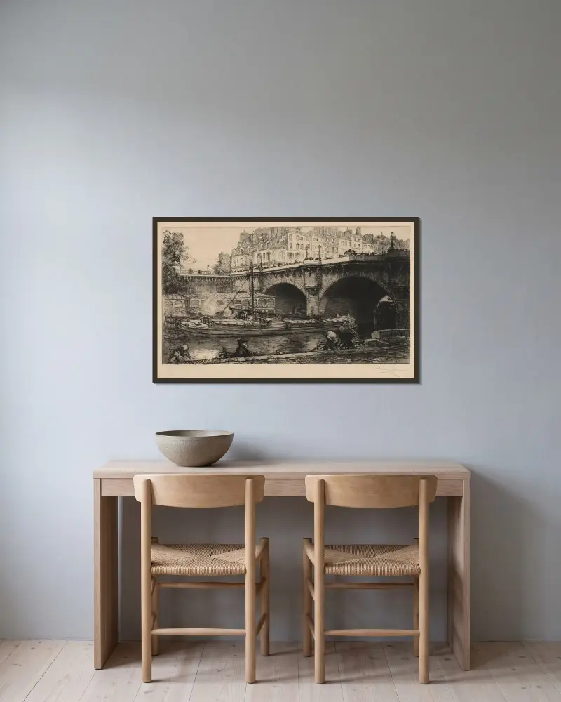 Le Pont Neuf av Auguste Louis Lepère inramad på en vägg