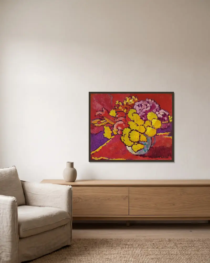 Gula blommor, rött draperi av Louis Valtat inramad på en vägg