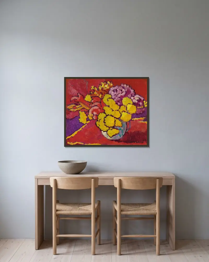 Gula blommor, rött draperi av Louis Valtat inramad på en vägg
