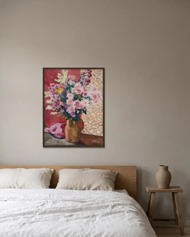 Rosa blommor i lerkanna av Louis Valtat inramad på en vägg