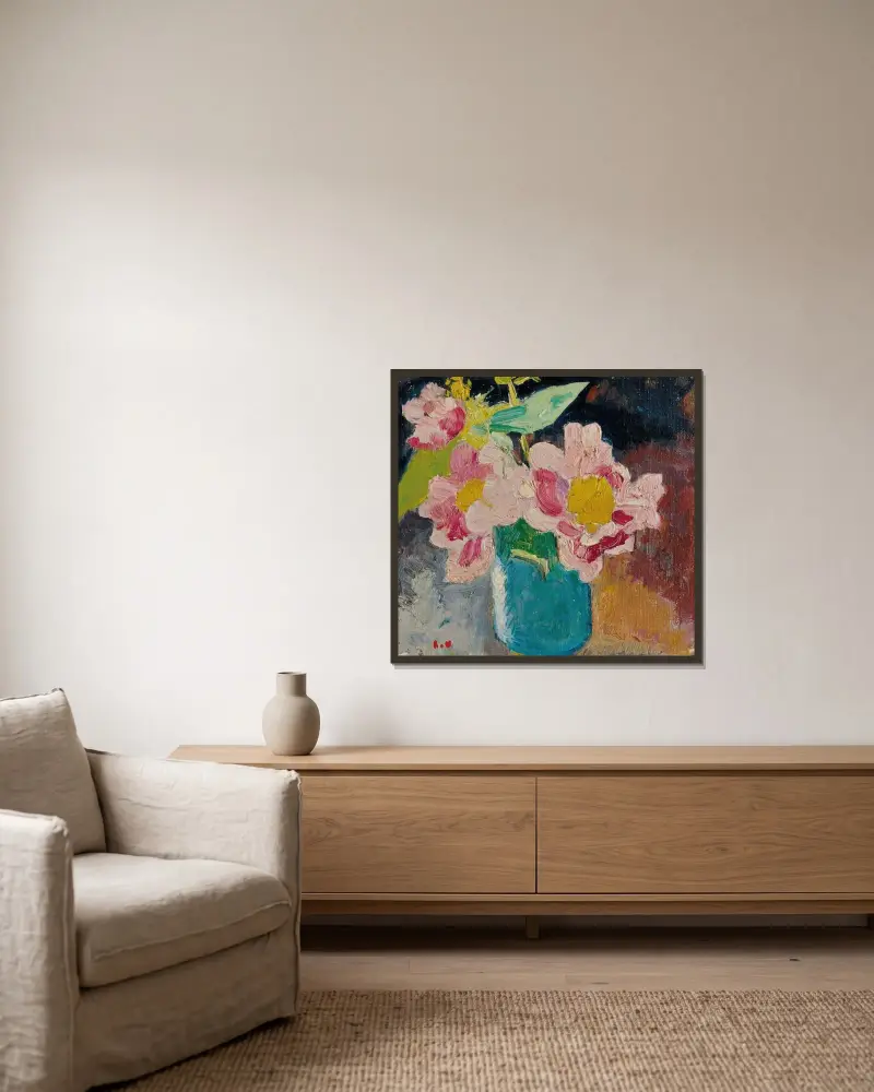 Rosa blommor med gula hjärtan, blå vas av Louis Valtat inramad på en vägg