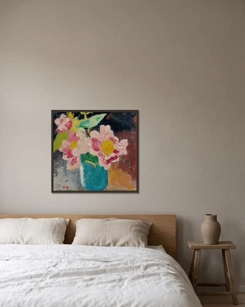 Rosa blommor med gula hjärtan, blå vas av Louis Valtat inramad på en vägg