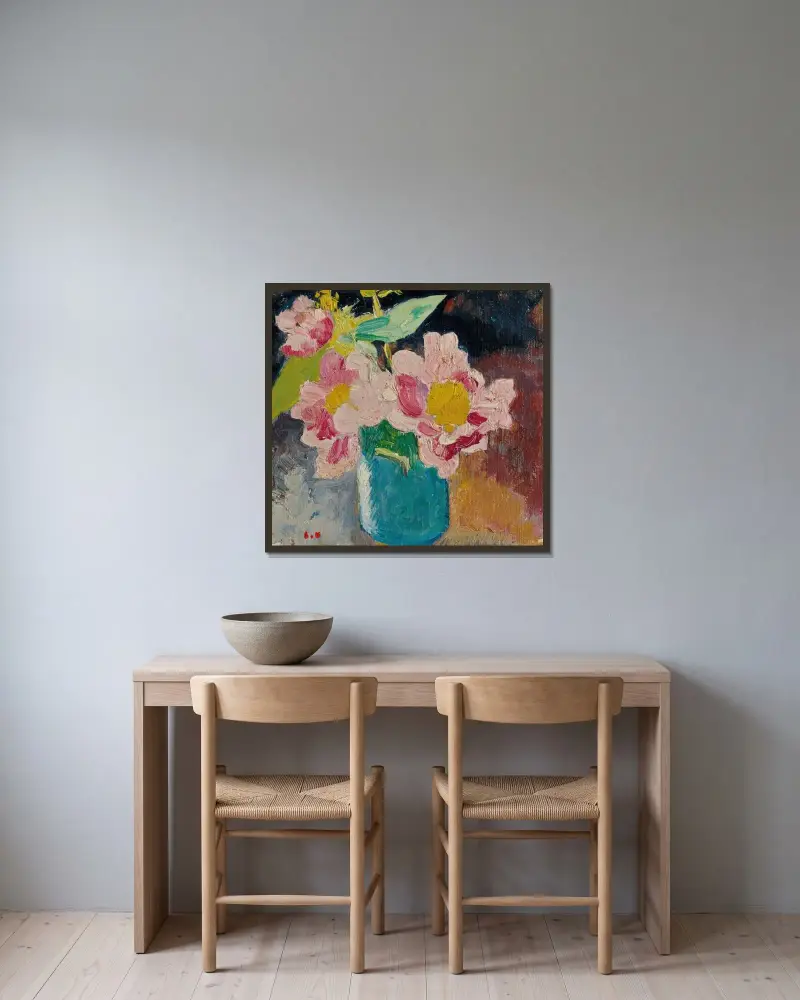 Rosa blommor med gula hjärtan, blå vas av Louis Valtat inramad på en vägg