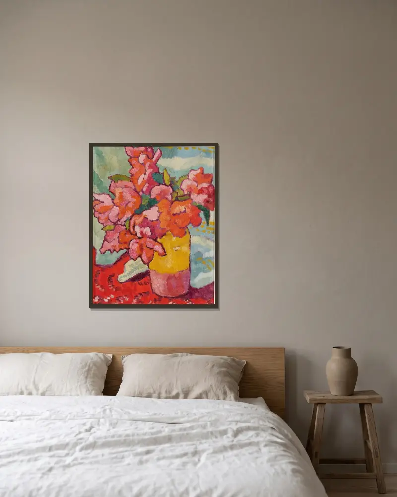 Röda blommor i en gul kanna av Louis Valtat inramad på en vägg
