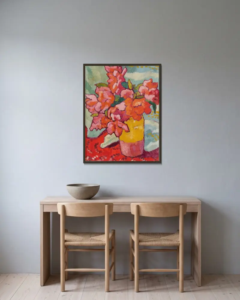 Röda blommor i en gul kanna av Louis Valtat inramad på en vägg