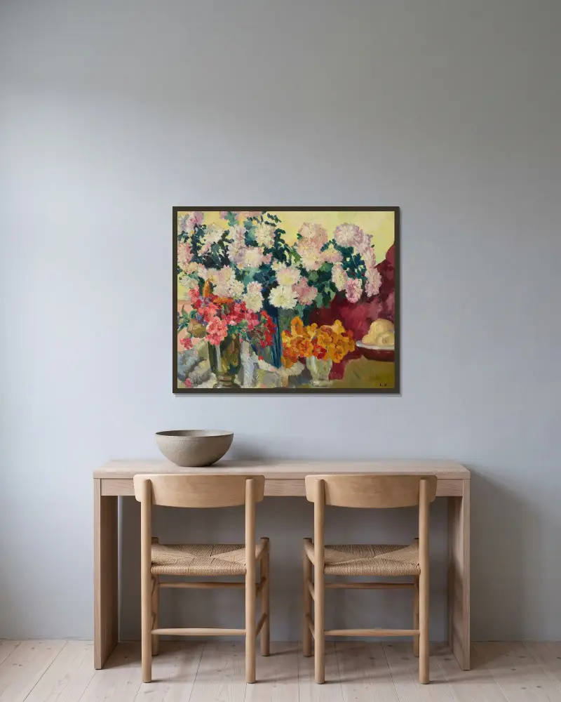 Tre blomvaser, tallrik med äpplen av Louis Valtat inramad på en vägg