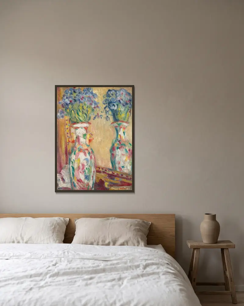Vas med spegel av Louis Valtat inramad på en vägg