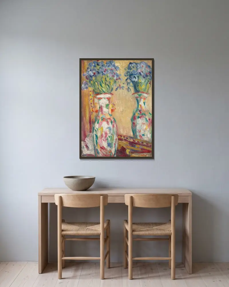 Vas med spegel av Louis Valtat inramad på en vägg