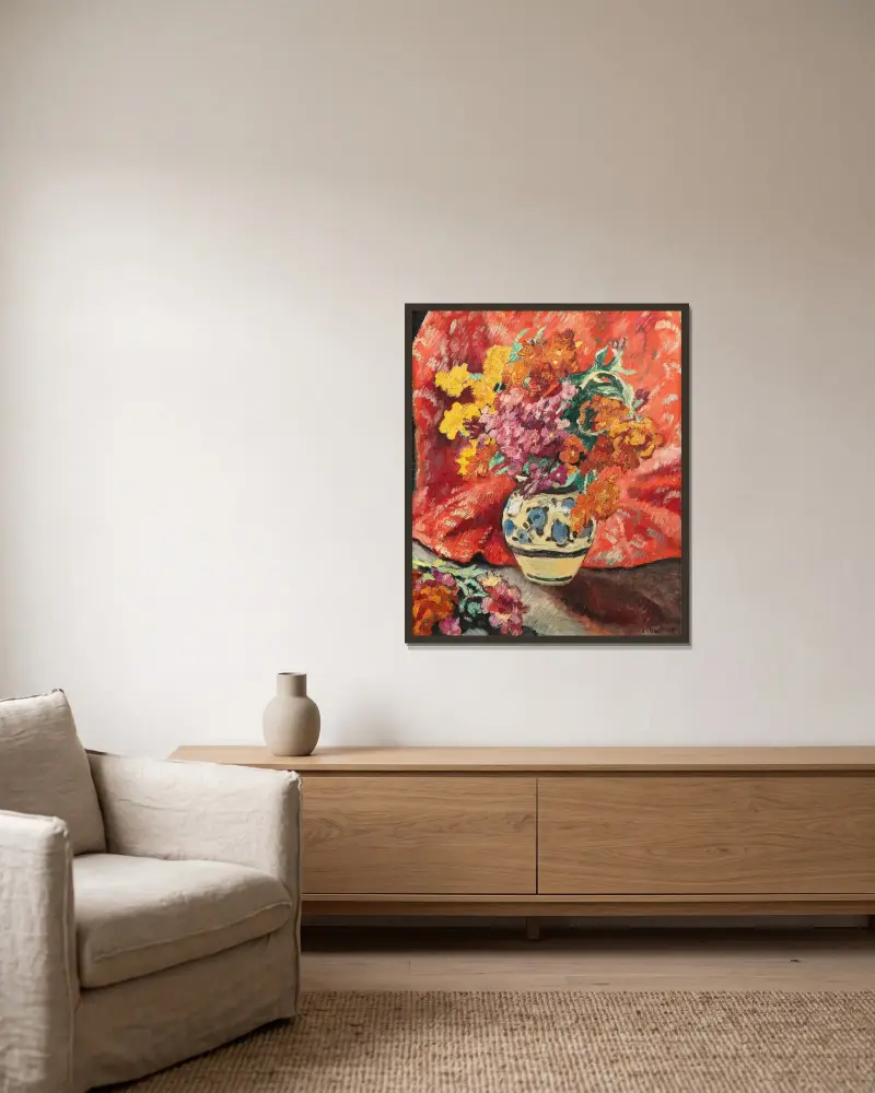 Blomvas med rött draperi av Louis Valtat inramad på en vägg