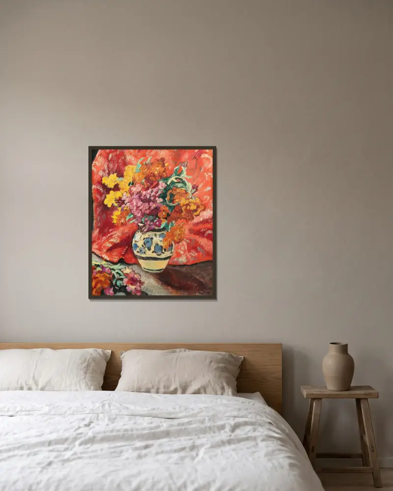 Blomvas med rött draperi av Louis Valtat inramad på en vägg