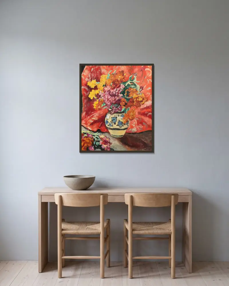 Blomvas med rött draperi av Louis Valtat inramad på en vägg