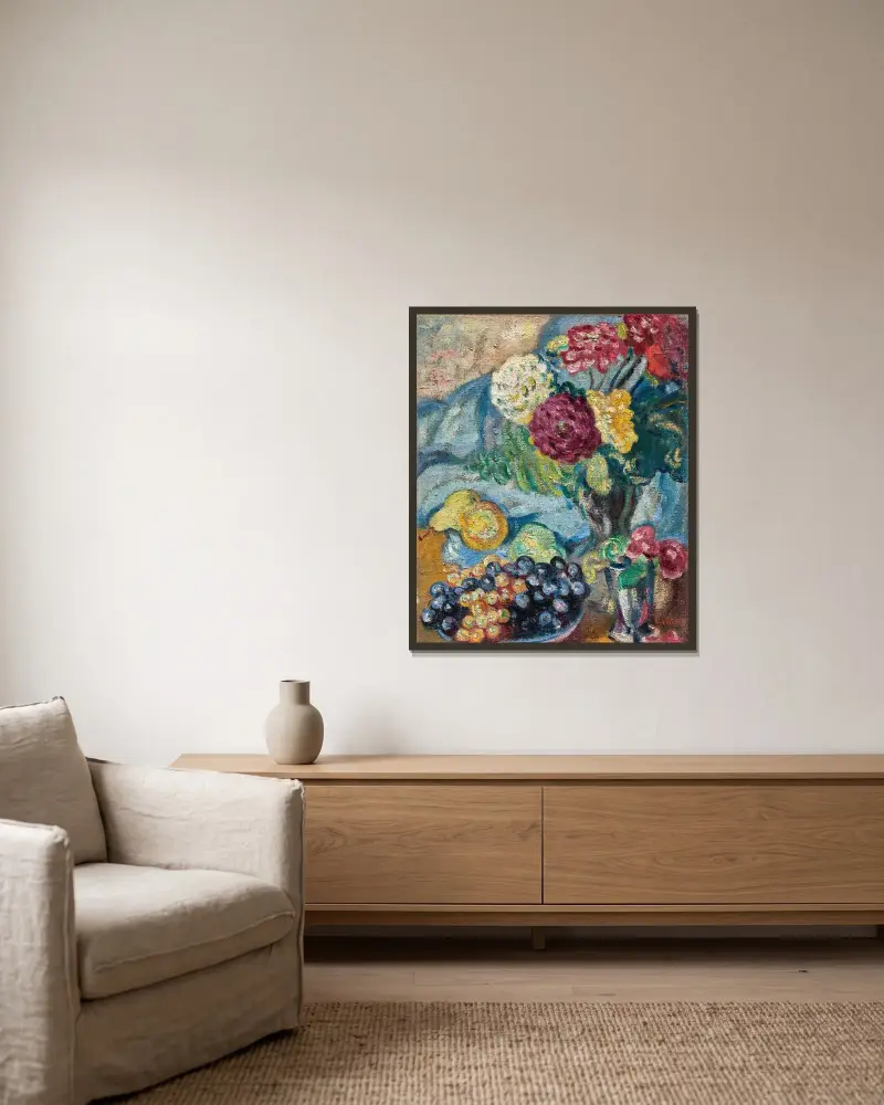 Vas med blommor och frukt av Louis Valtat inramad på en vägg