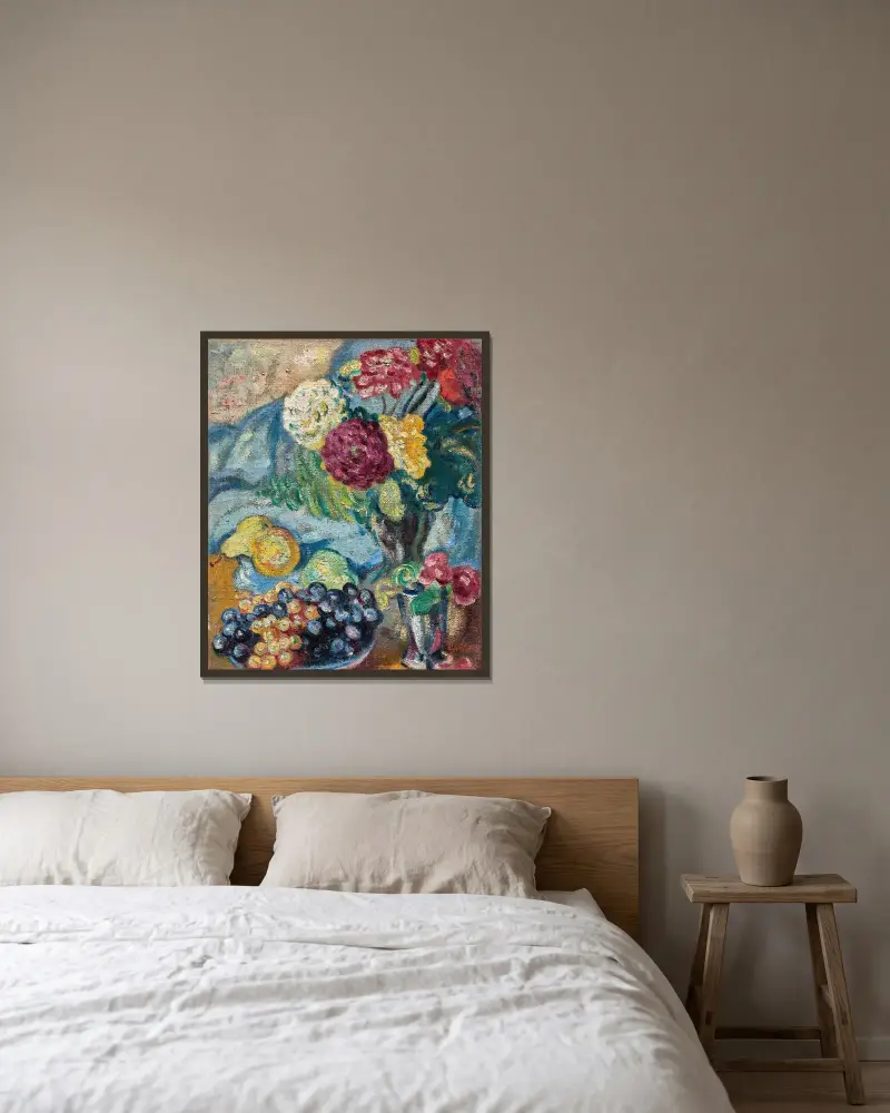 Vas med blommor och frukt av Louis Valtat inramad på en vägg