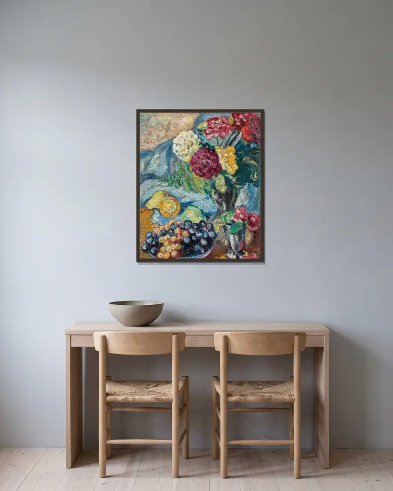 Vas med blommor och frukt av Louis Valtat inramad på en vägg