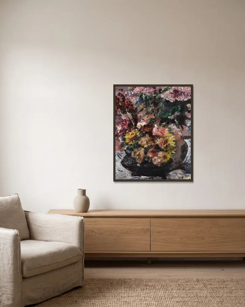 Blommor i bronskruka av Lovis Corinth inramad på en vägg