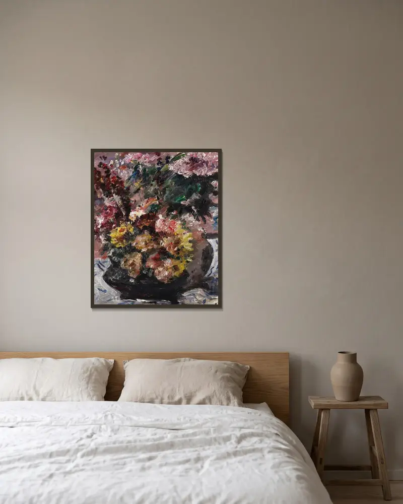 Blommor i bronskruka av Lovis Corinth inramad på en vägg