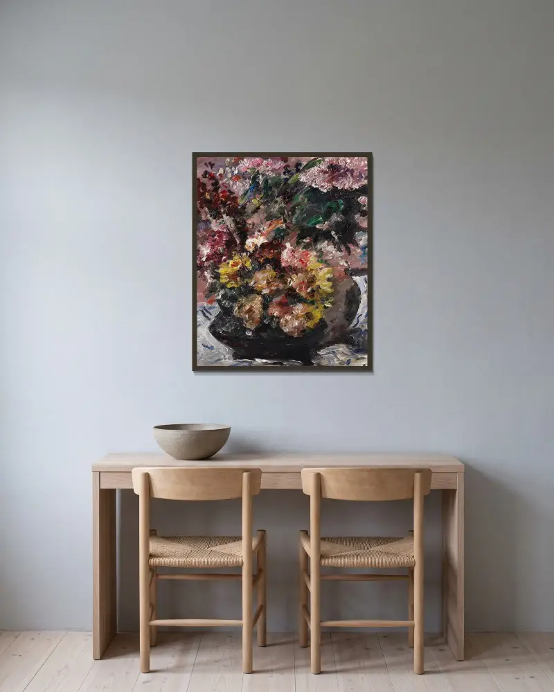 Blommor i bronskruka av Lovis Corinth inramad på en vägg
