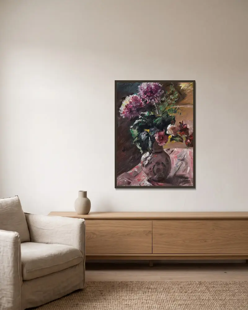 Krysantemum och rosor i kanna av Lovis Corinth inramad på en vägg
