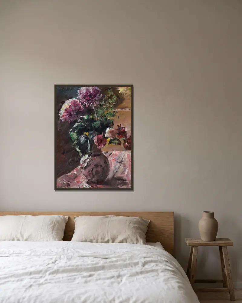 Krysantemum och rosor i kanna av Lovis Corinth inramad på en vägg