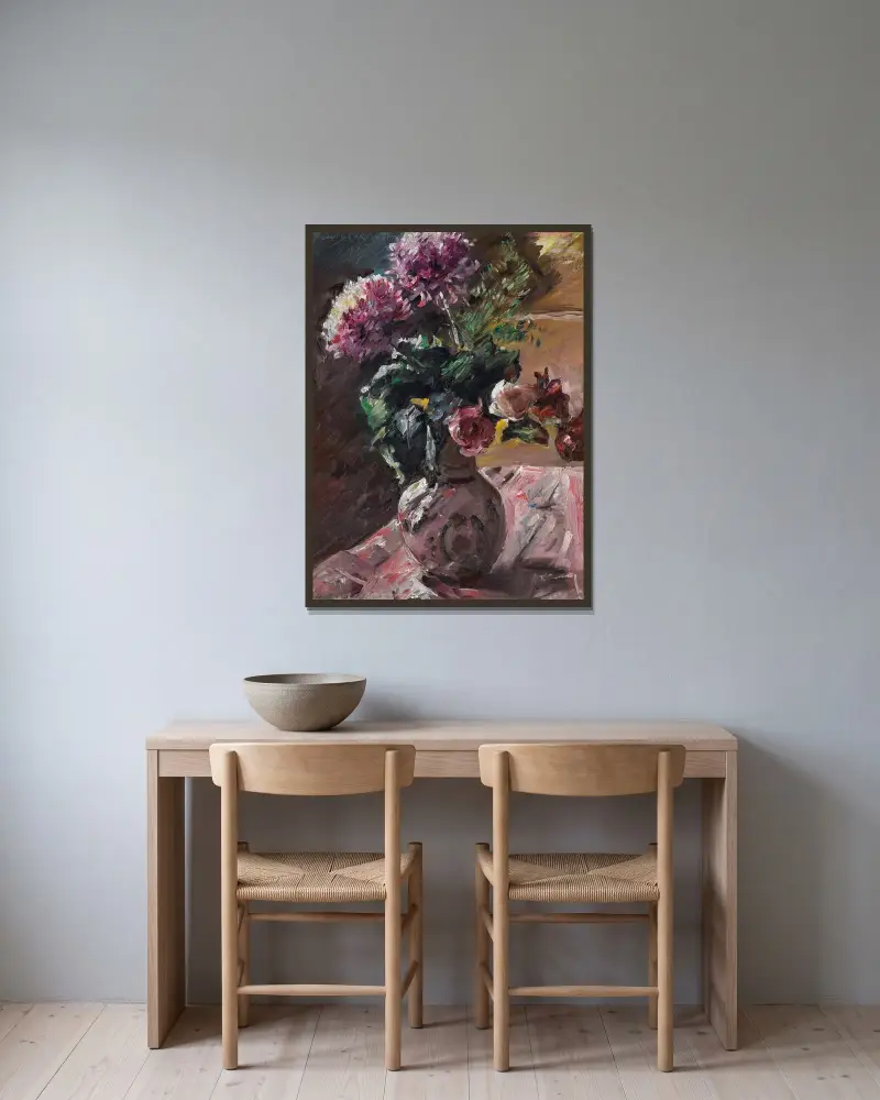 Krysantemum och rosor i kanna av Lovis Corinth inramad på en vägg
