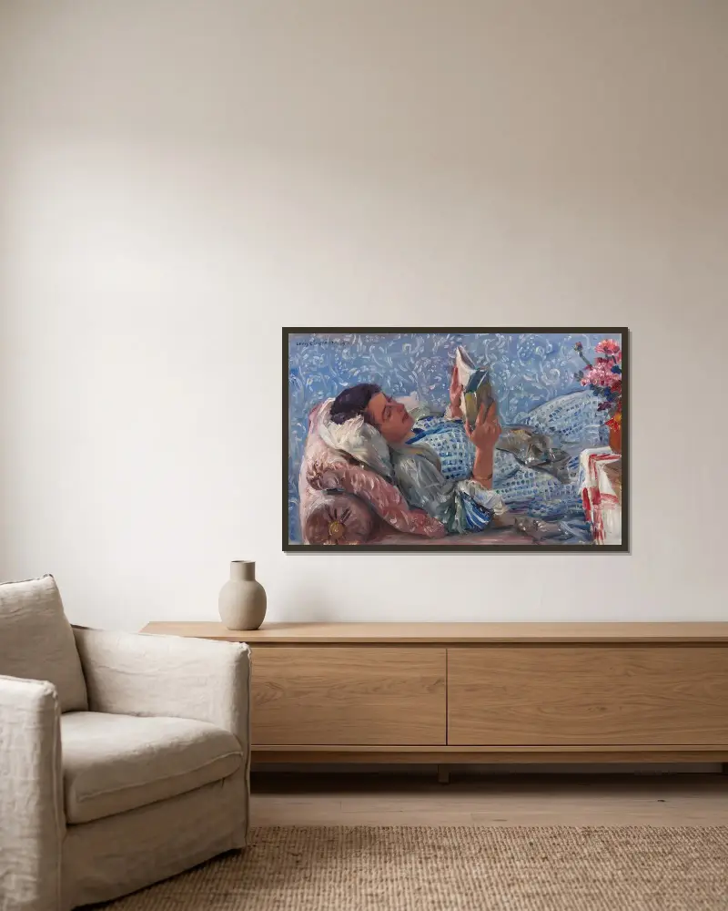 Die Lesende von Lovis Corinth gerahmt an einer Wand