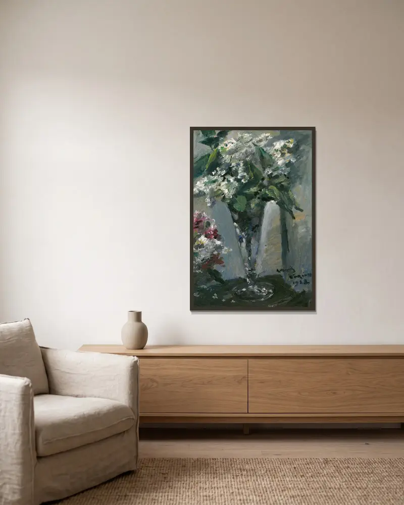 Flieder im Kelchglas von Lovis Corinth gerahmt an einer Wand