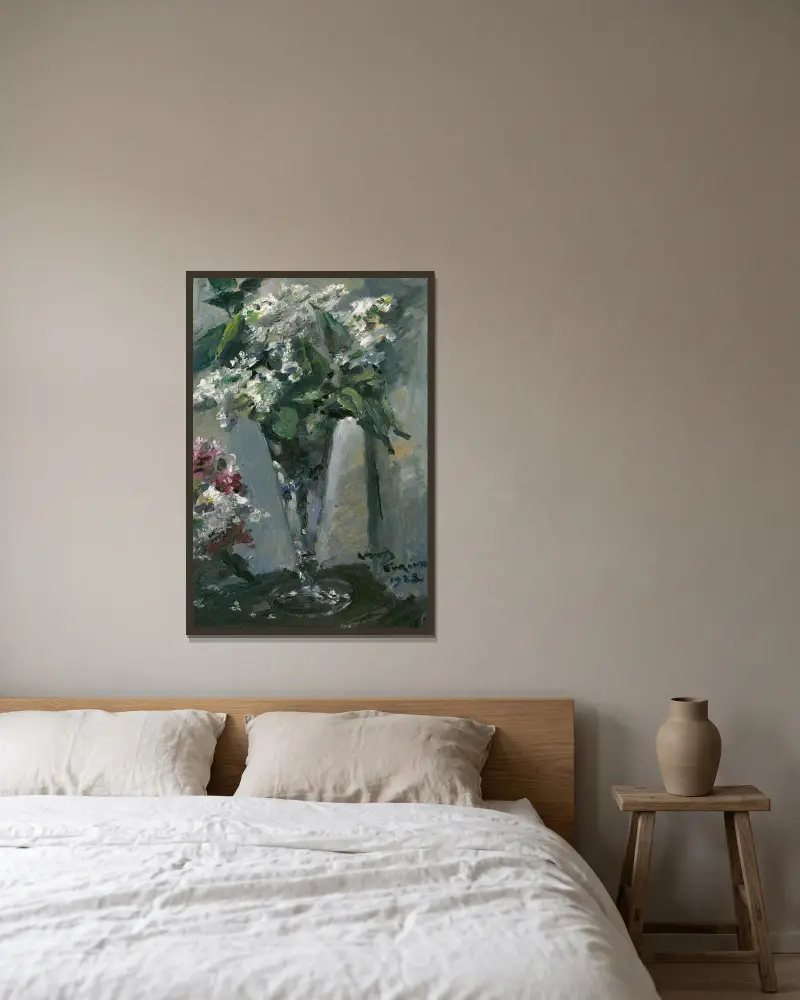 Flieder im Kelchglas von Lovis Corinth gerahmt an einer Wand