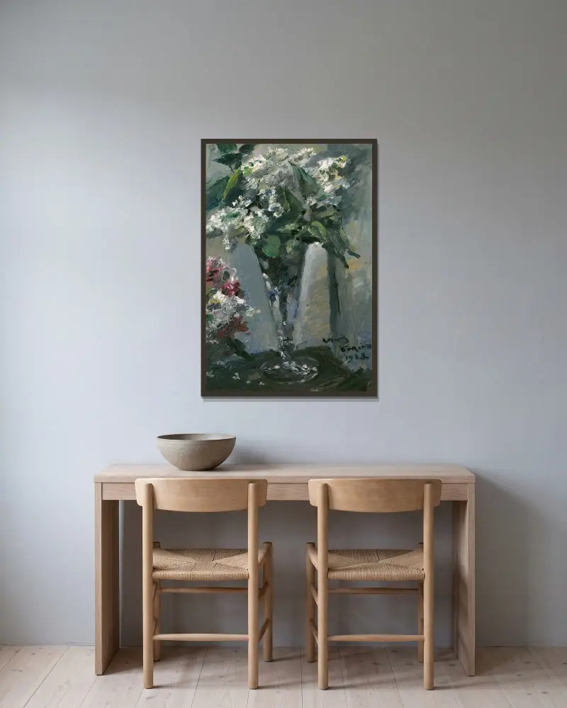 Flieder im Kelchglas von Lovis Corinth gerahmt an einer Wand
