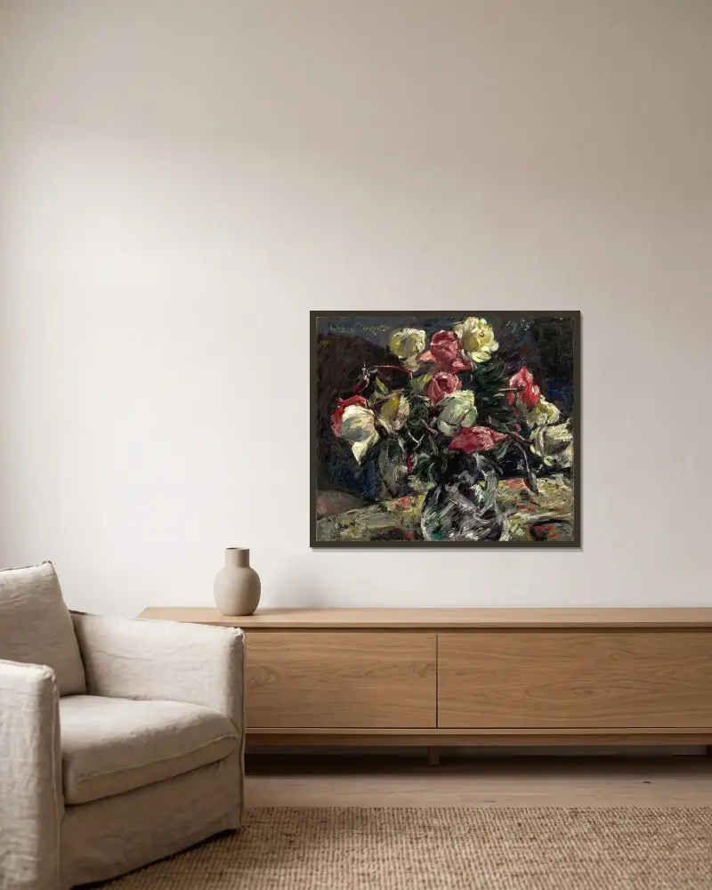 Helle Rosen von Lovis Corinth gerahmt an einer Wand