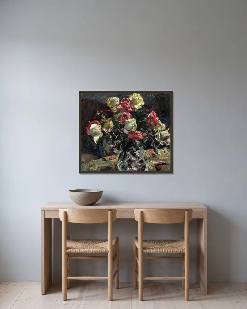 Helle Rosen von Lovis Corinth gerahmt an einer Wand
