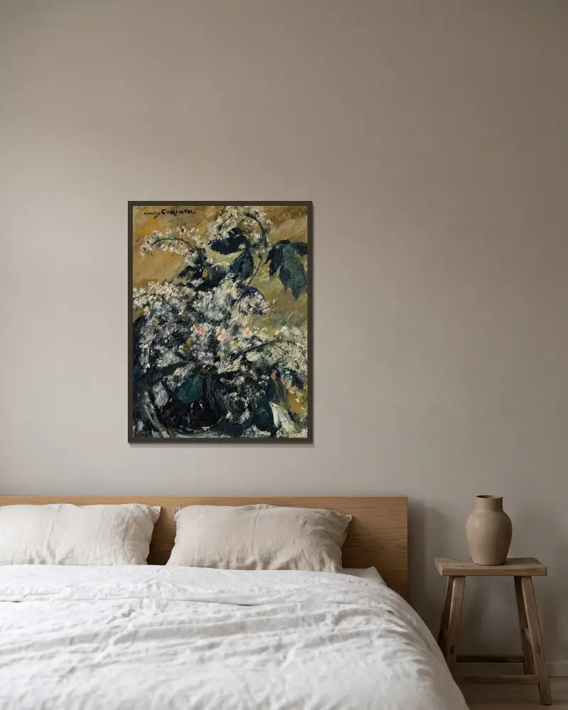 Kastanjeblommor av Lovis Corinth inramad på en vägg