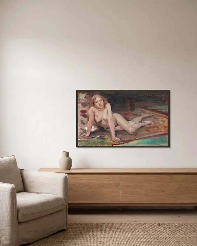 Liggande blond kvinnlig nakenakt på färgrik matta av Lovis Corinth inramad på en vägg