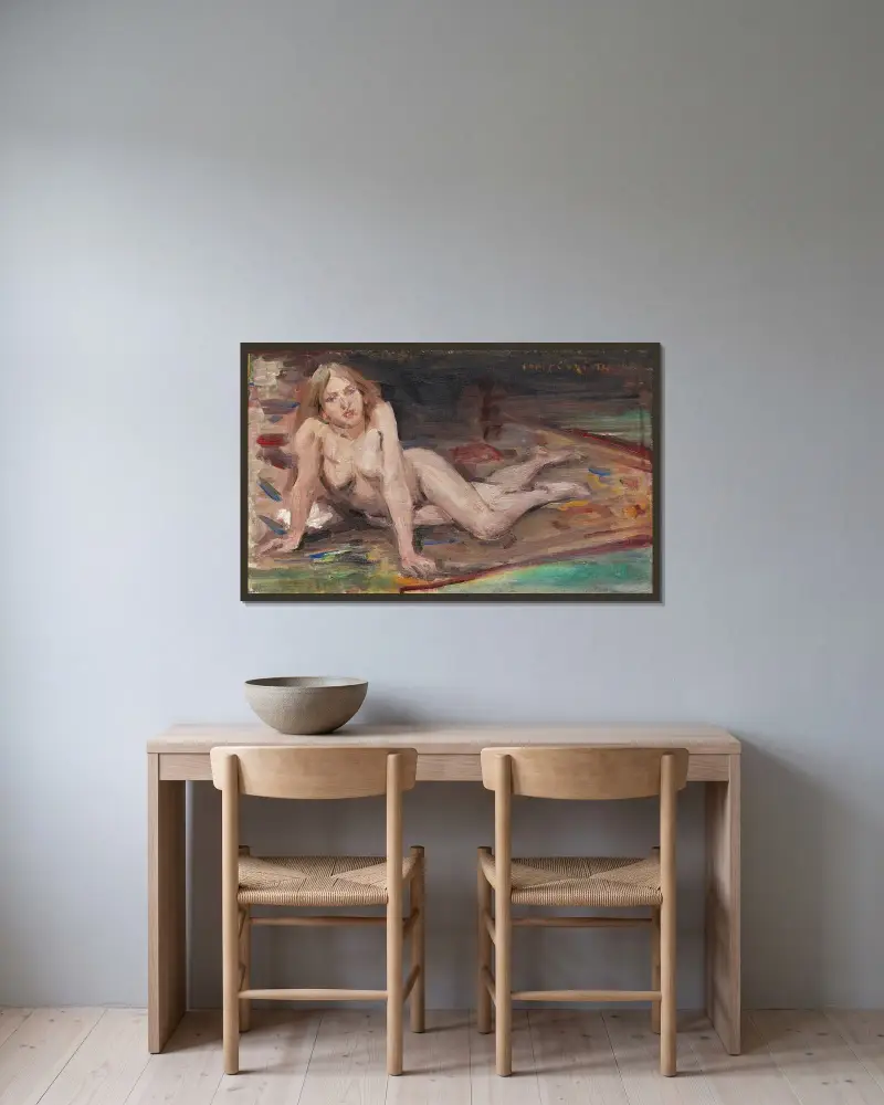 Liggande blond kvinnlig nakenakt på färgrik matta av Lovis Corinth inramad på en vägg