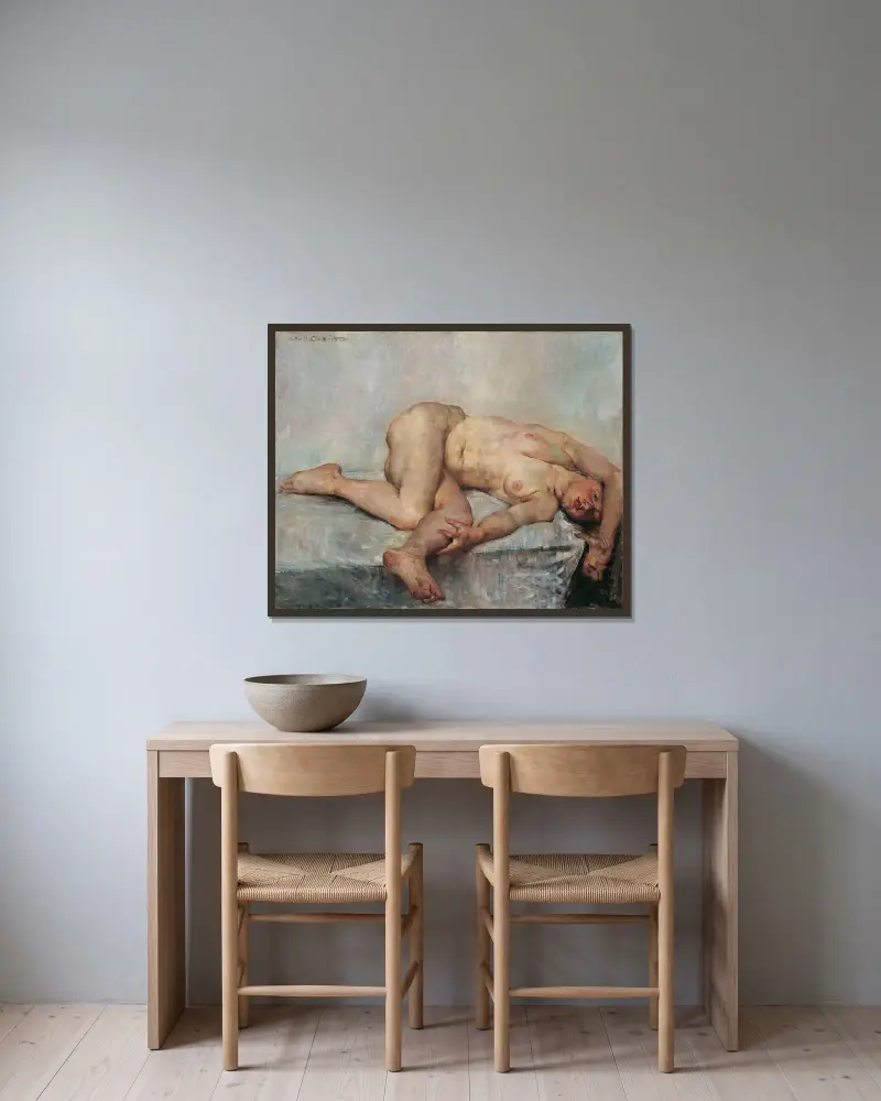 Liggande kvinnlig nakenakt av Lovis Corinth inramad på en vägg